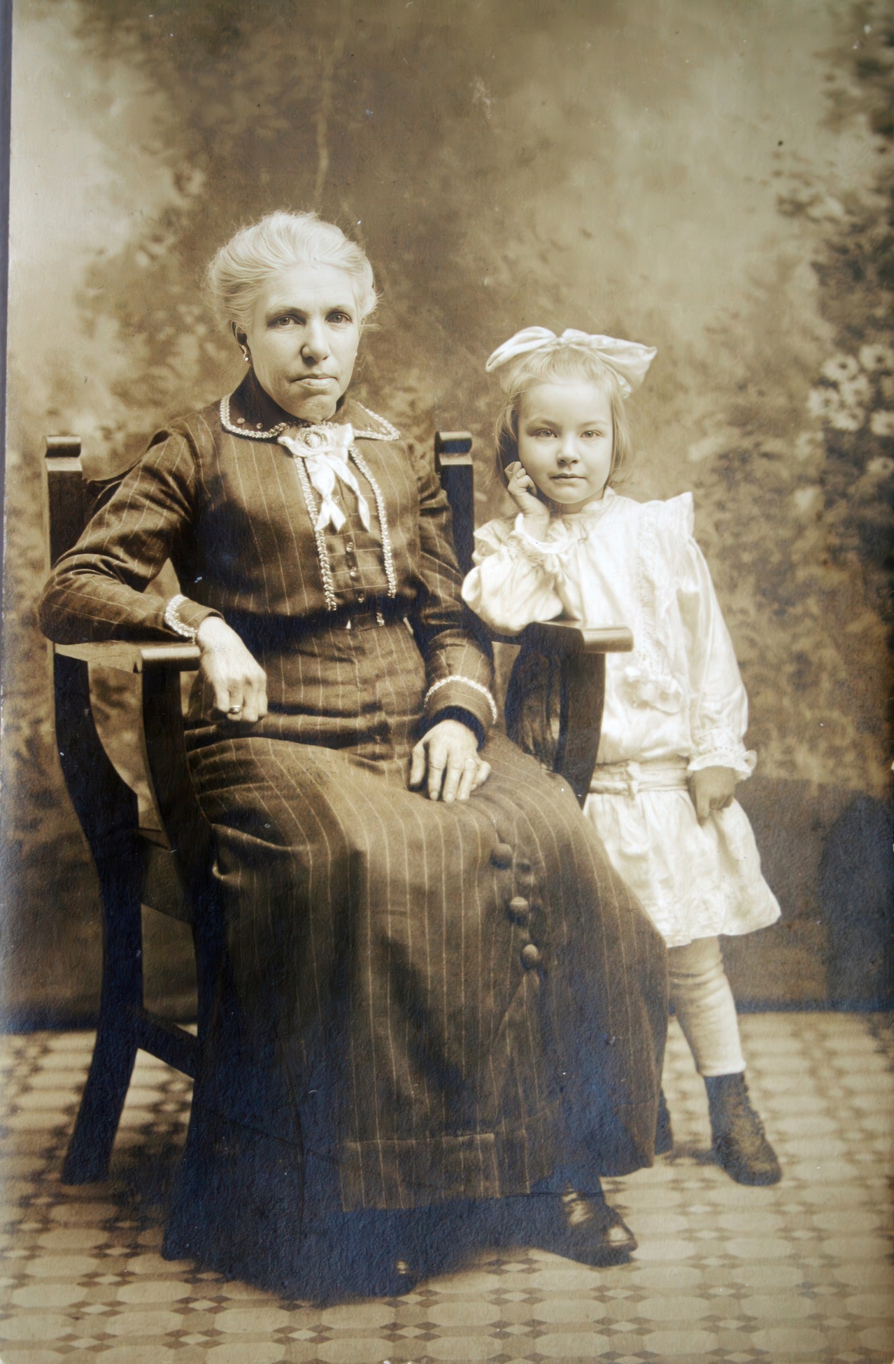 1915-Sarah Skillings and Thelma Charles.jpg